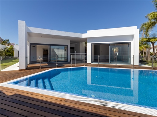 Villa V6 au rez-de-chaussée d'architecture moderne, piscine, superficie 300m2, terrain 929m2, situé