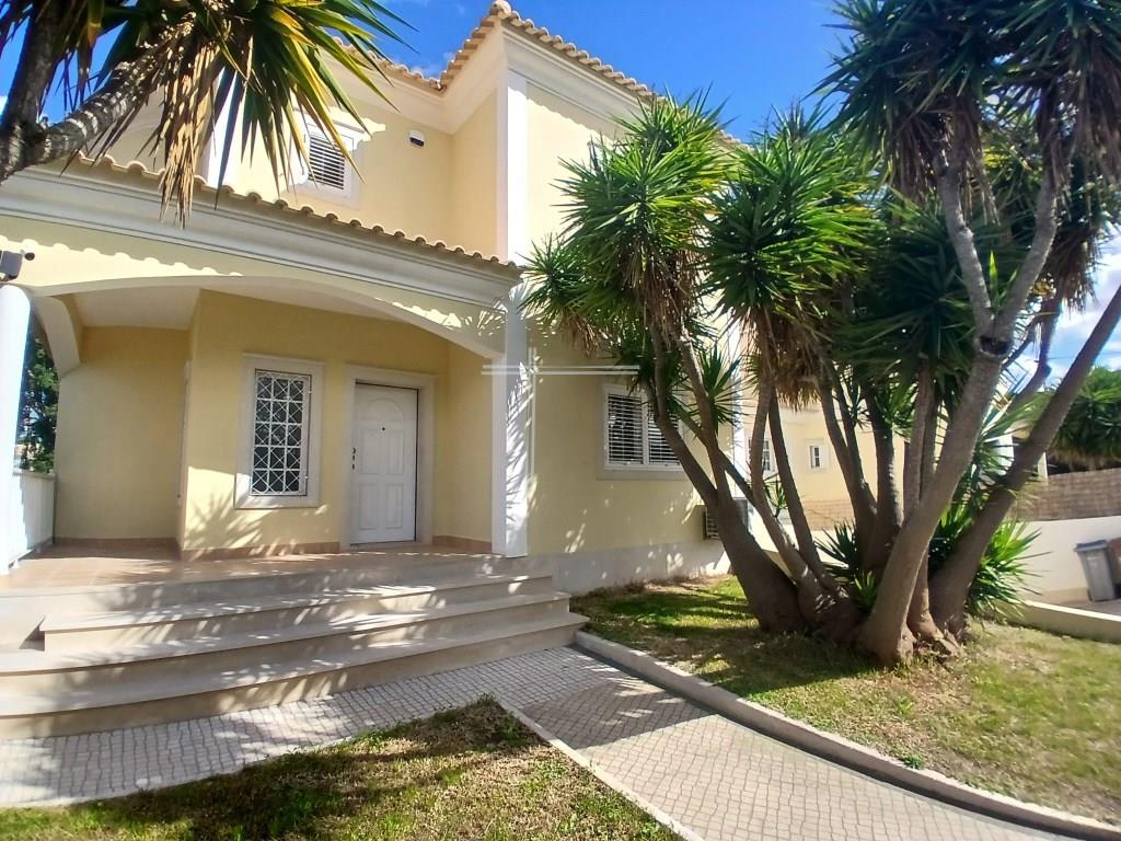 Semi-Detached house T4 with swimming pool, located in Marisol, with 248m2 of built area, inserted in
