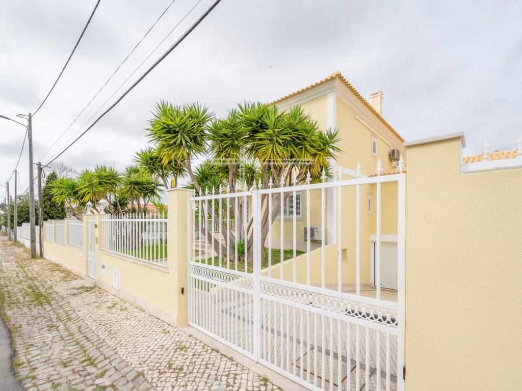 Semi-Detached house T4 with swimming pool, located in Marisol, with 248m2 of built area, inserted in