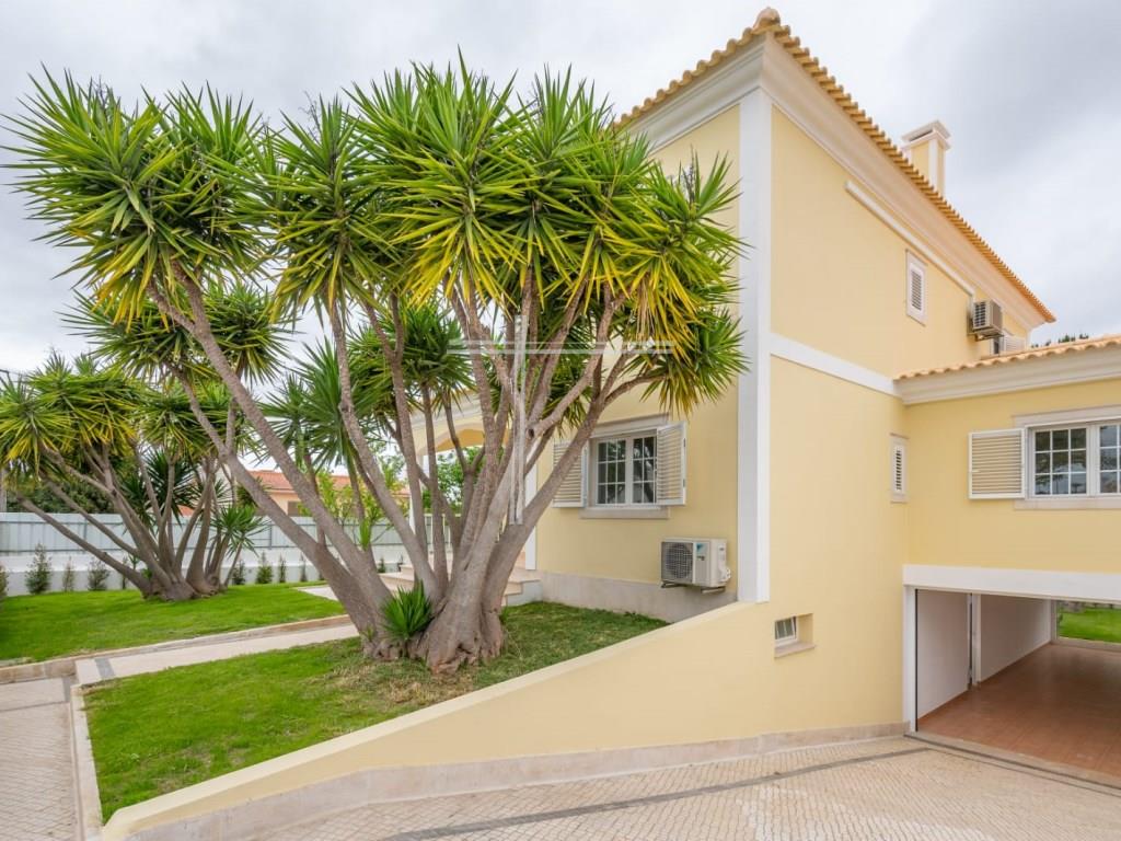 Semi-Detached house T4 with swimming pool, located in Marisol, with 248m2 of built area, inserted in