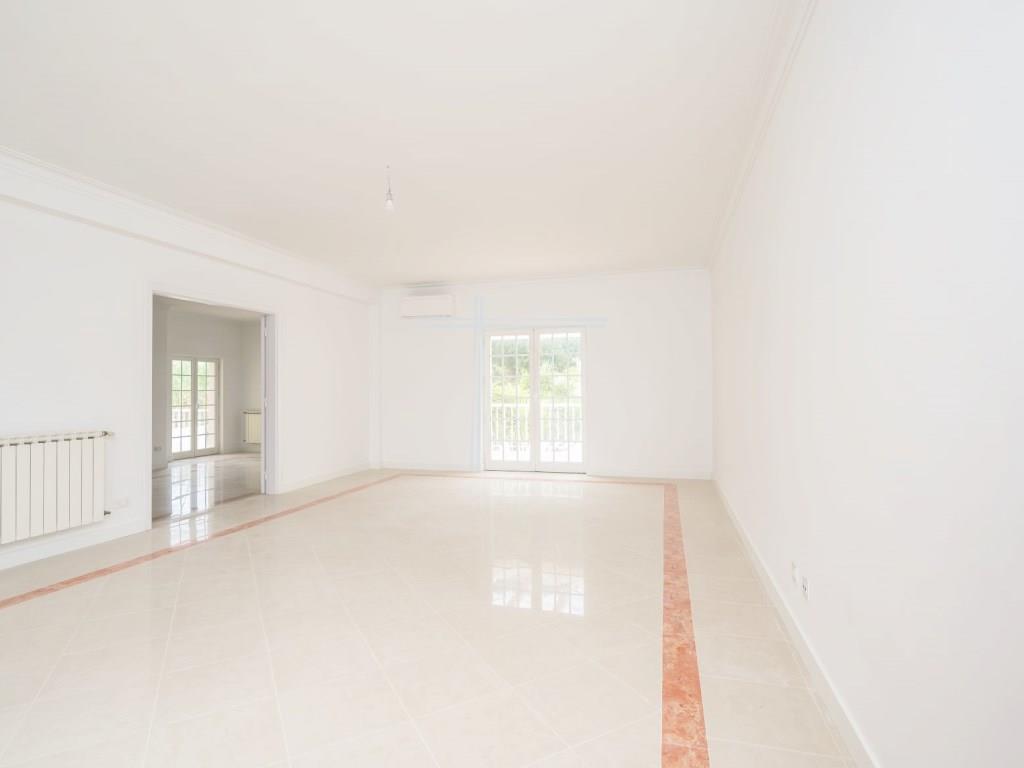Semi-Detached house T4 with swimming pool, located in Marisol, with 248m2 of built area, inserted in