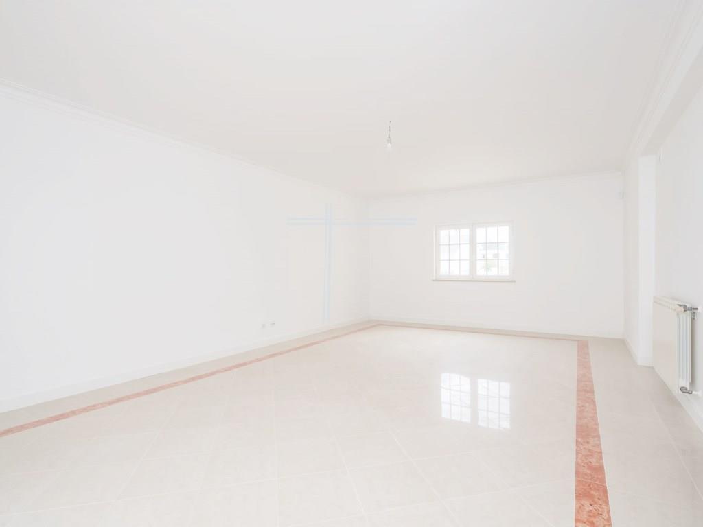 Semi-Detached house T4 with swimming pool, located in Marisol, with 248m2 of built area, inserted in