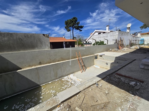 Vrijstaande villa T4, hedendaagse architectuur, met zwembad - Aroeira