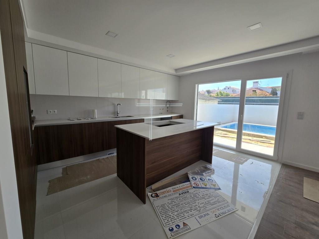 2+1 bedroom semi-detached house, contemporary architecture with garage in the basement and used atti