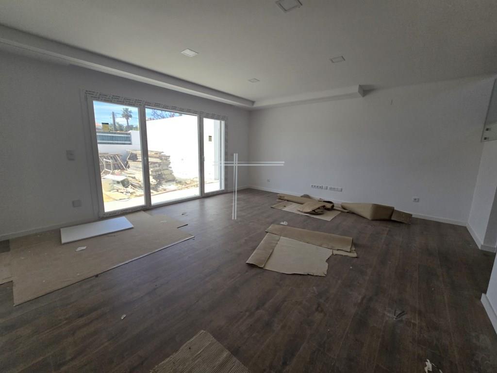 2+1 bedroom semi-detached house, contemporary architecture with garage in the basement and used atti