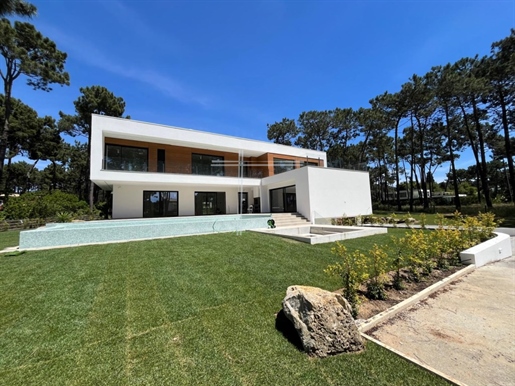 Detached house T5 new, inserted in a plot of 1624m2, basement and swimming pool. - Aroeira's Estate