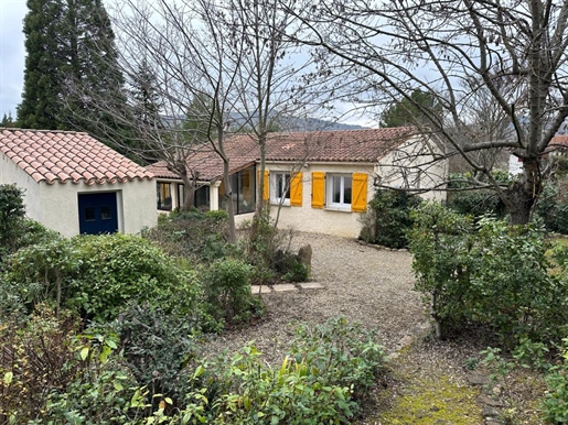 Near Limoux Charming single-storey villa, beautiful garden with swimming pool