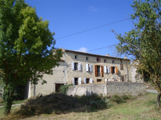 Mansion to renovate near Limoux with a view of the Pyrenees