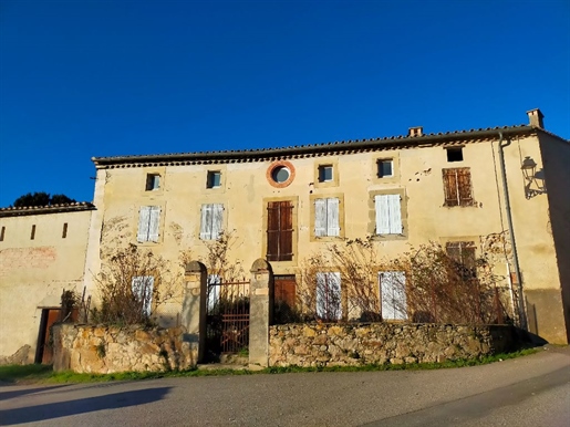 Mansion to renovate near Limoux with a view of the Pyrenees
