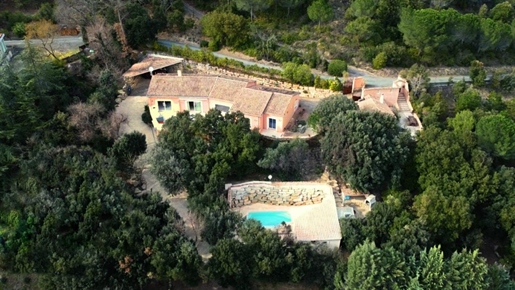 Villa de 3 chambres dans un emplacement privilégié avec piscine et vue