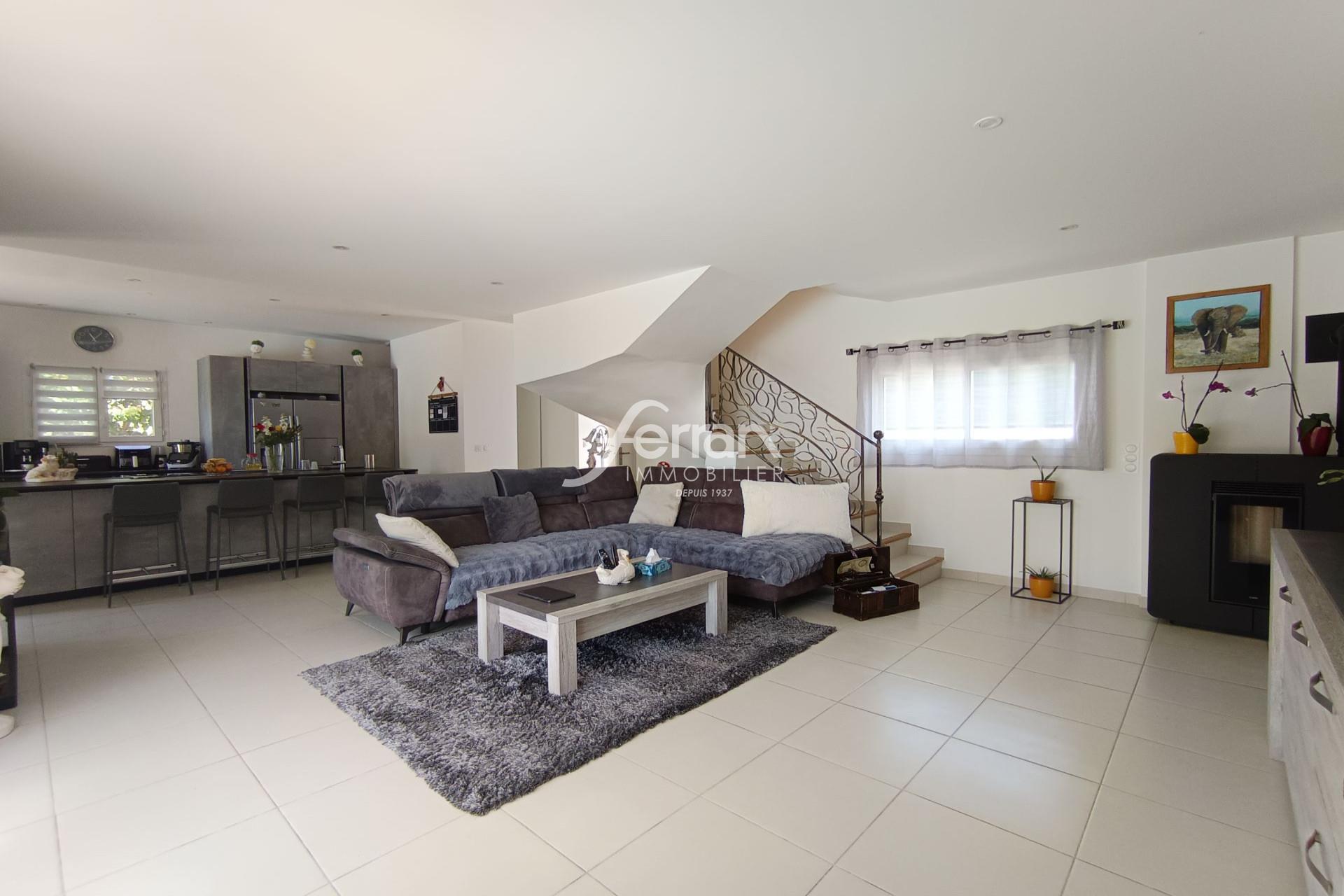 Come and settle down in this 139m² villa (including 112m² + 27