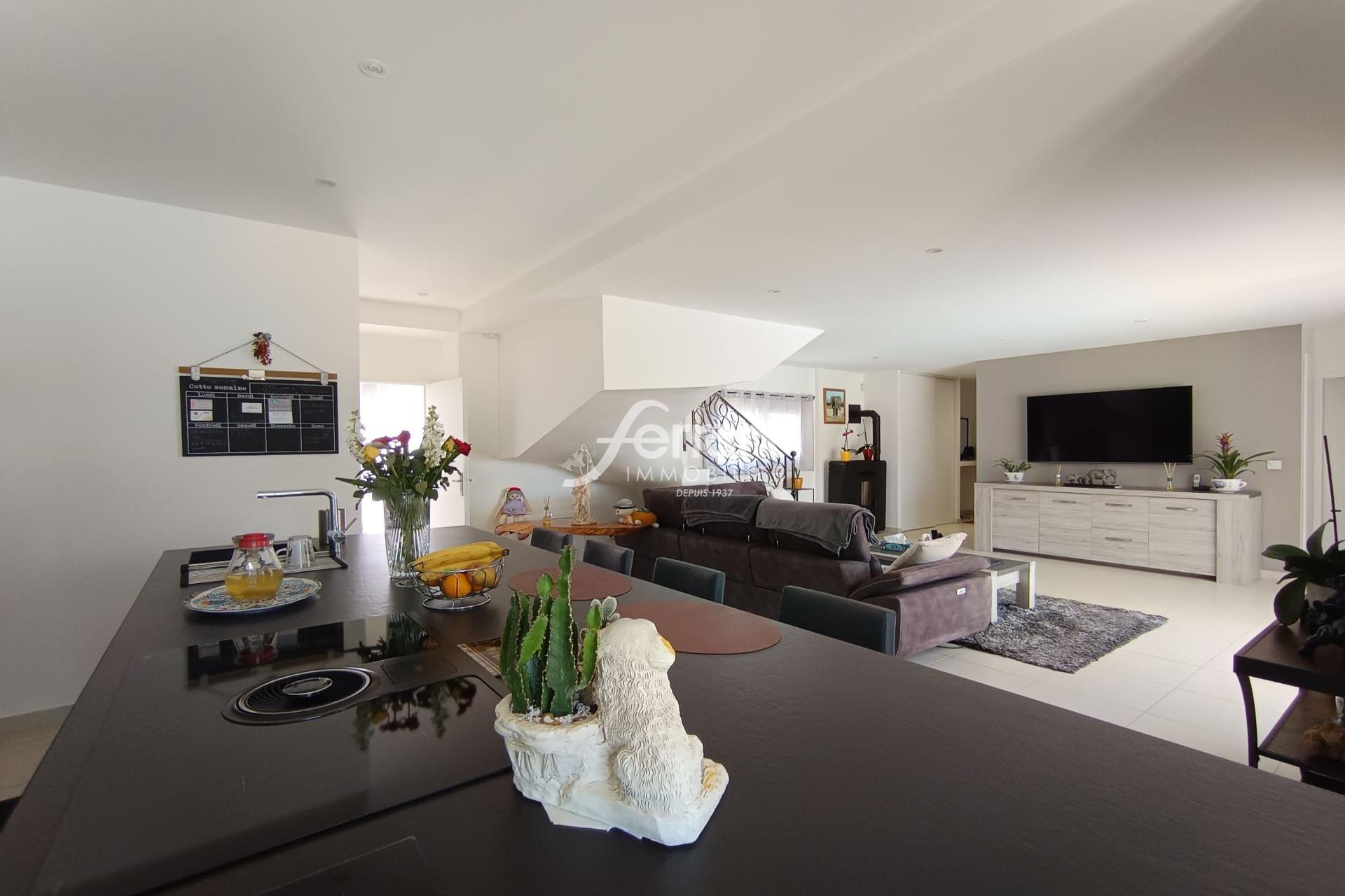 Come and settle down in this 139m² villa (including 112m² + 27