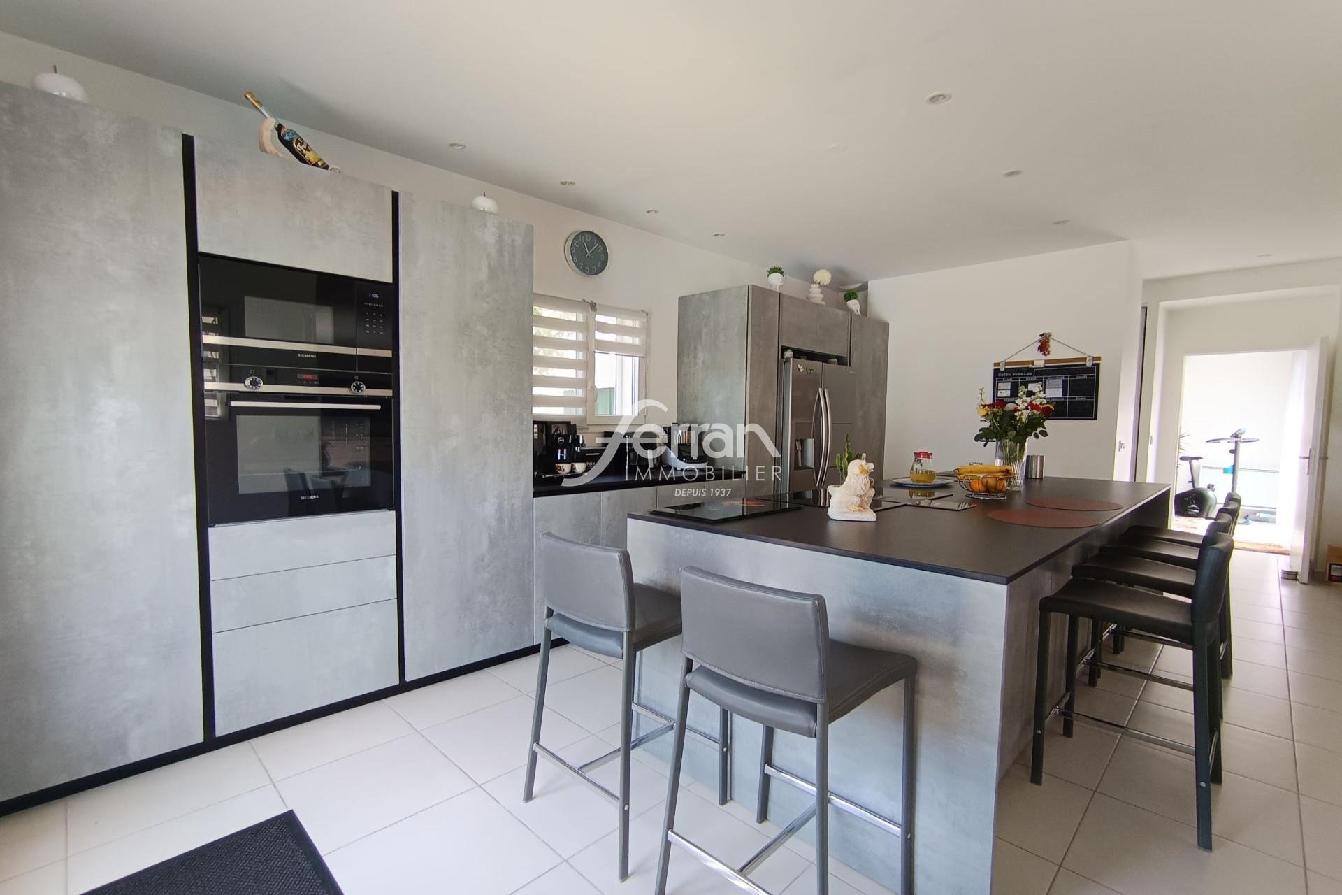 Come and settle down in this 139m² villa (including 112m² + 27