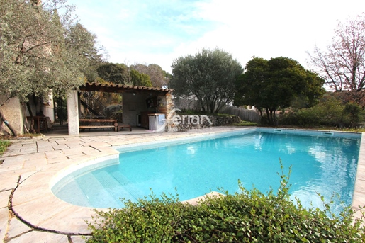 Close to the main roads-Villa of approximately 180m² on a plot