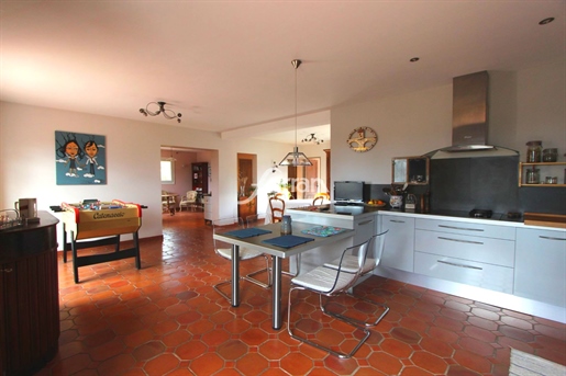 Close to the main roads-Villa of approximately 180m² on a plot
