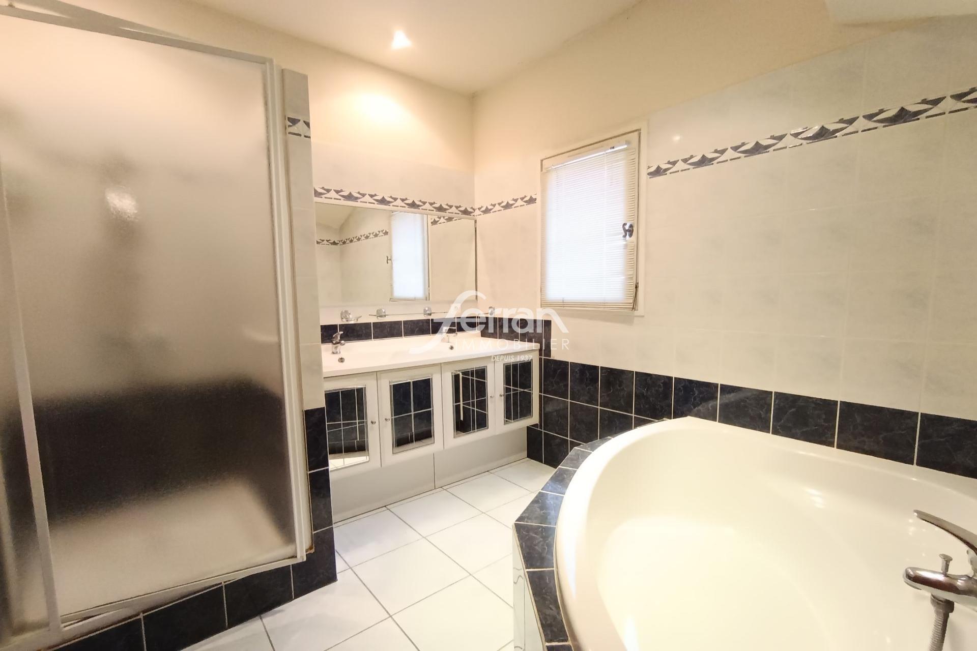 For sale Traditional villa of approx. 90M² + garage of approx.