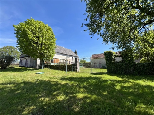 Schönes altes Dorfhaus in der Nähe von Liernais.