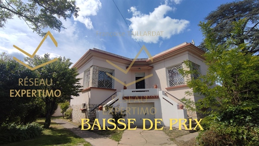 Family house - 4 to 5 bedrooms - 2 Garages - Workshop - laundry room - Close to shops and school