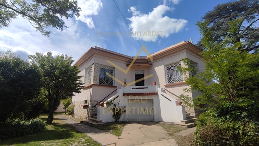 Family house - 4 to 5 bedrooms - 2 Garages - Workshop - laundry room - Close to shops and school