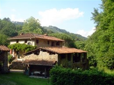 Ferme/Maison de village à vendre à Camaiore, en assez bon état-Ref. Hameau de V 7409 à Lucca Toscane