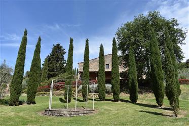 V 042022  rustic house in  Tuscany