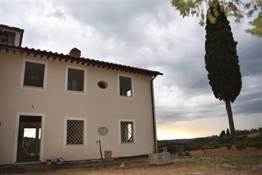 V 482021 Tuscan farmhouse 