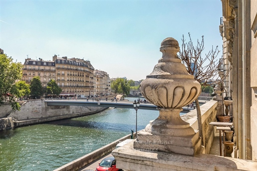 Paris 4th District – A magnificent apartment commanding exceptional views