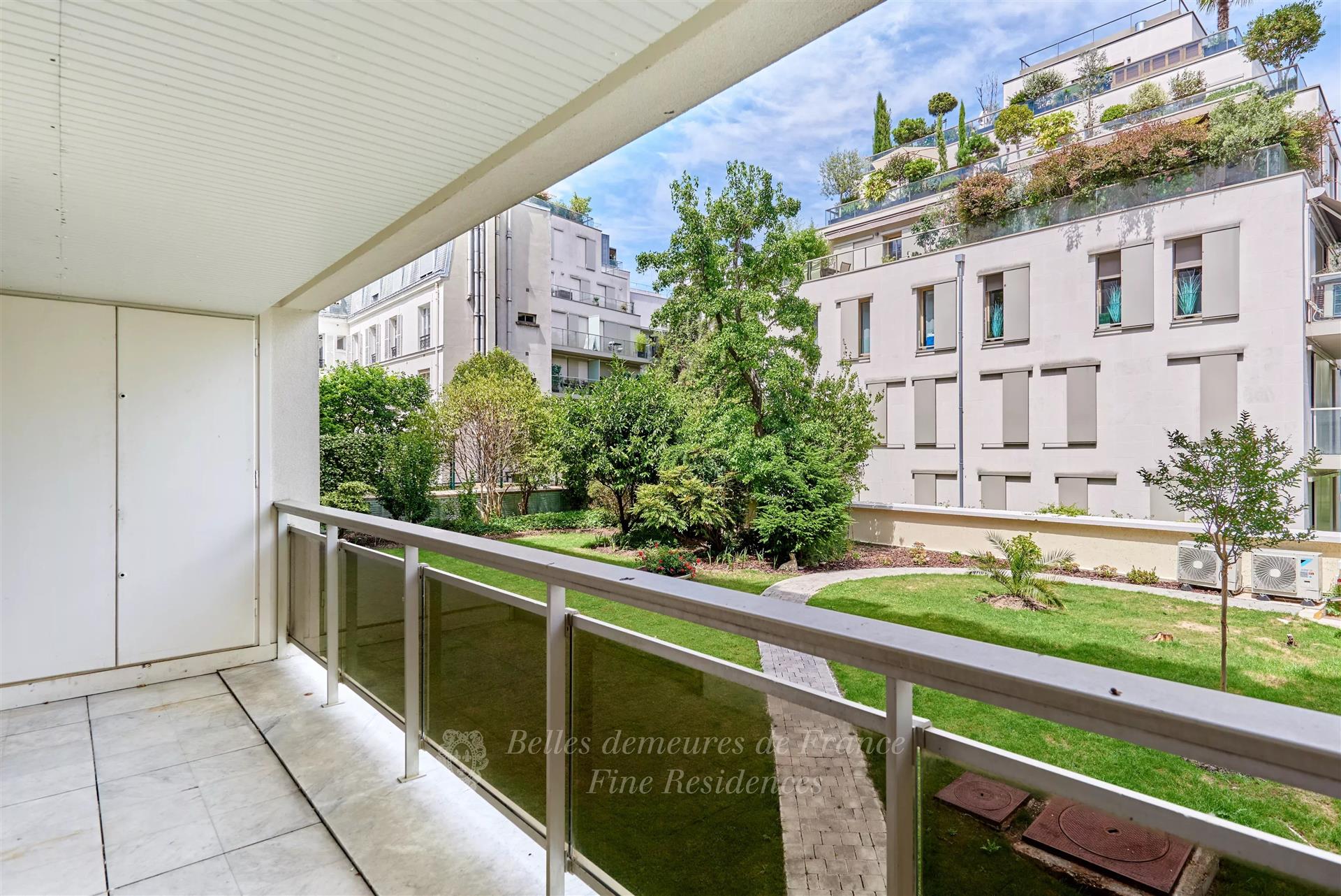 Paris 16th District – A bright apartment with balconies