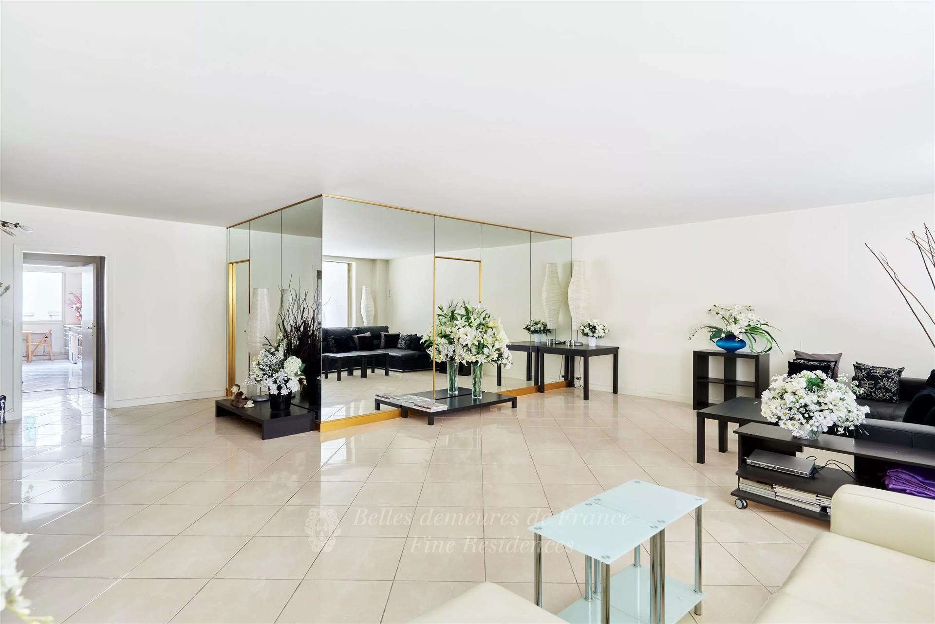 Paris 16th District – A bright apartment with balconies