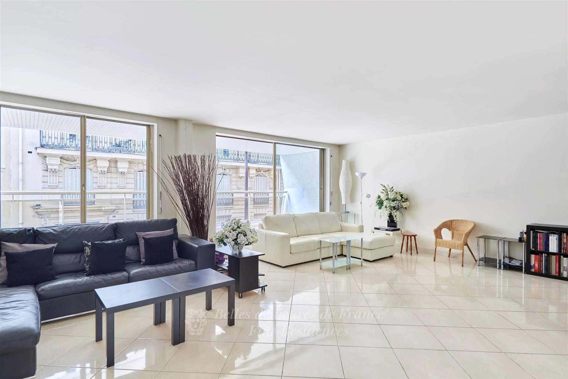 Paris 16th District – A bright apartment with balconies
