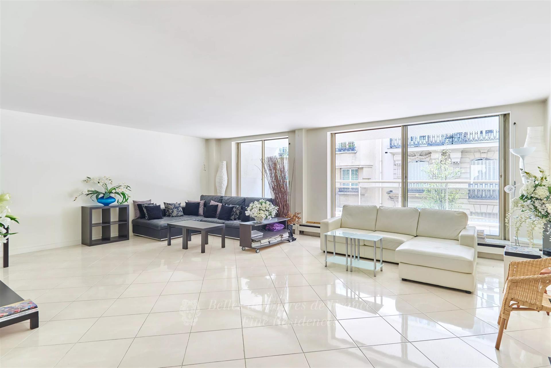 Paris 16th District – A bright apartment with balconies