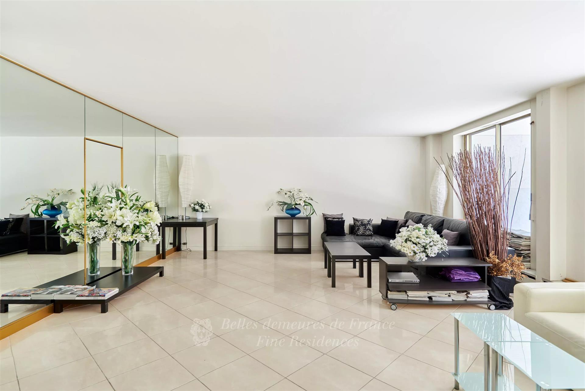 Paris 16th District – A bright apartment with balconies