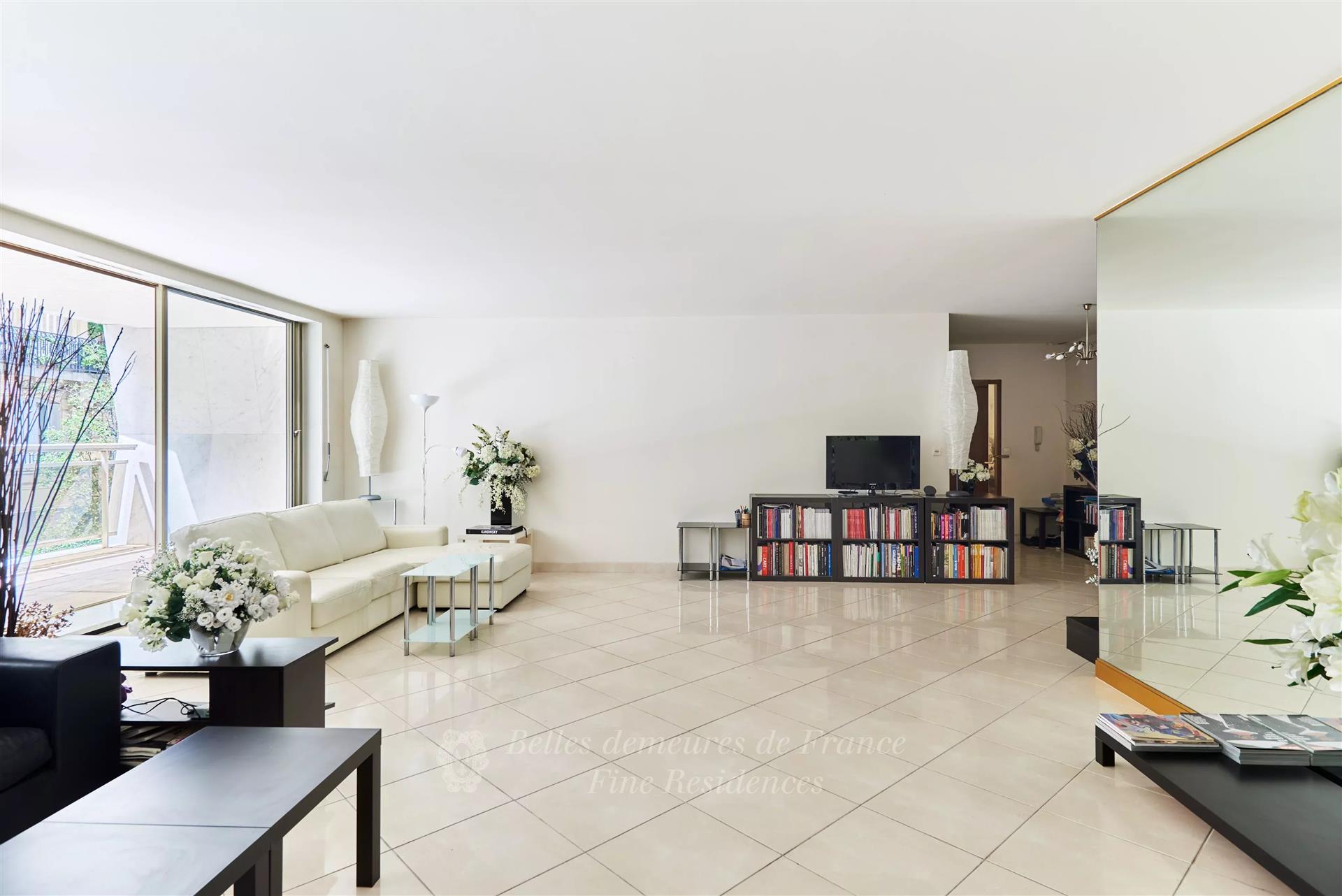 Paris 16th District – A bright apartment with balconies