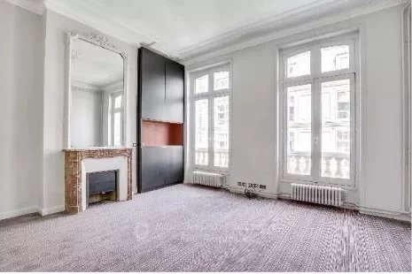 Paris 8th District – A spacious apartment with great potential