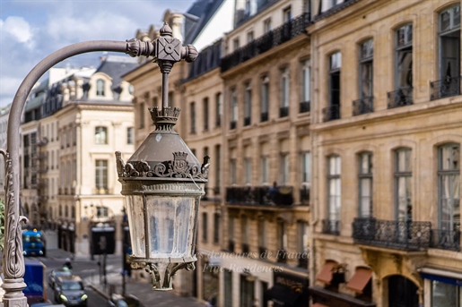 Paris 1st District – An elegant 6-room apartment