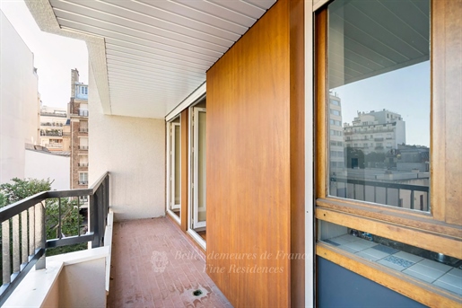 Paris 6th District – A pied a terre with a balcony