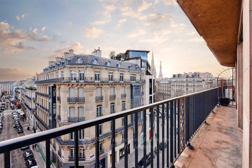 Paris VIIIe Avenue George V - Pied-à-terre avec balcon et vue