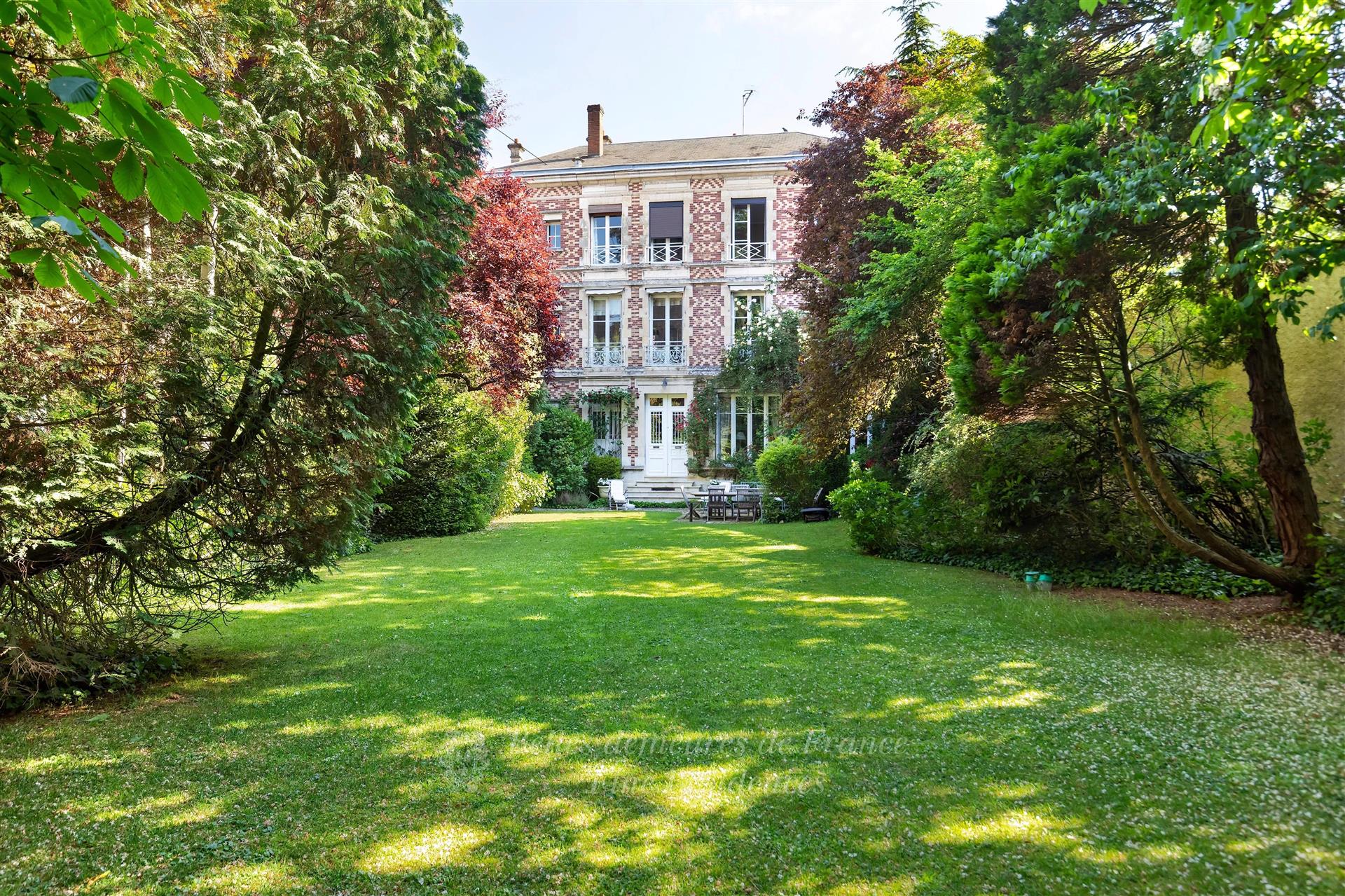 Neo-Classical Private Mansion, built in the late 19th century, with a 750 m² landscaped park. Former
