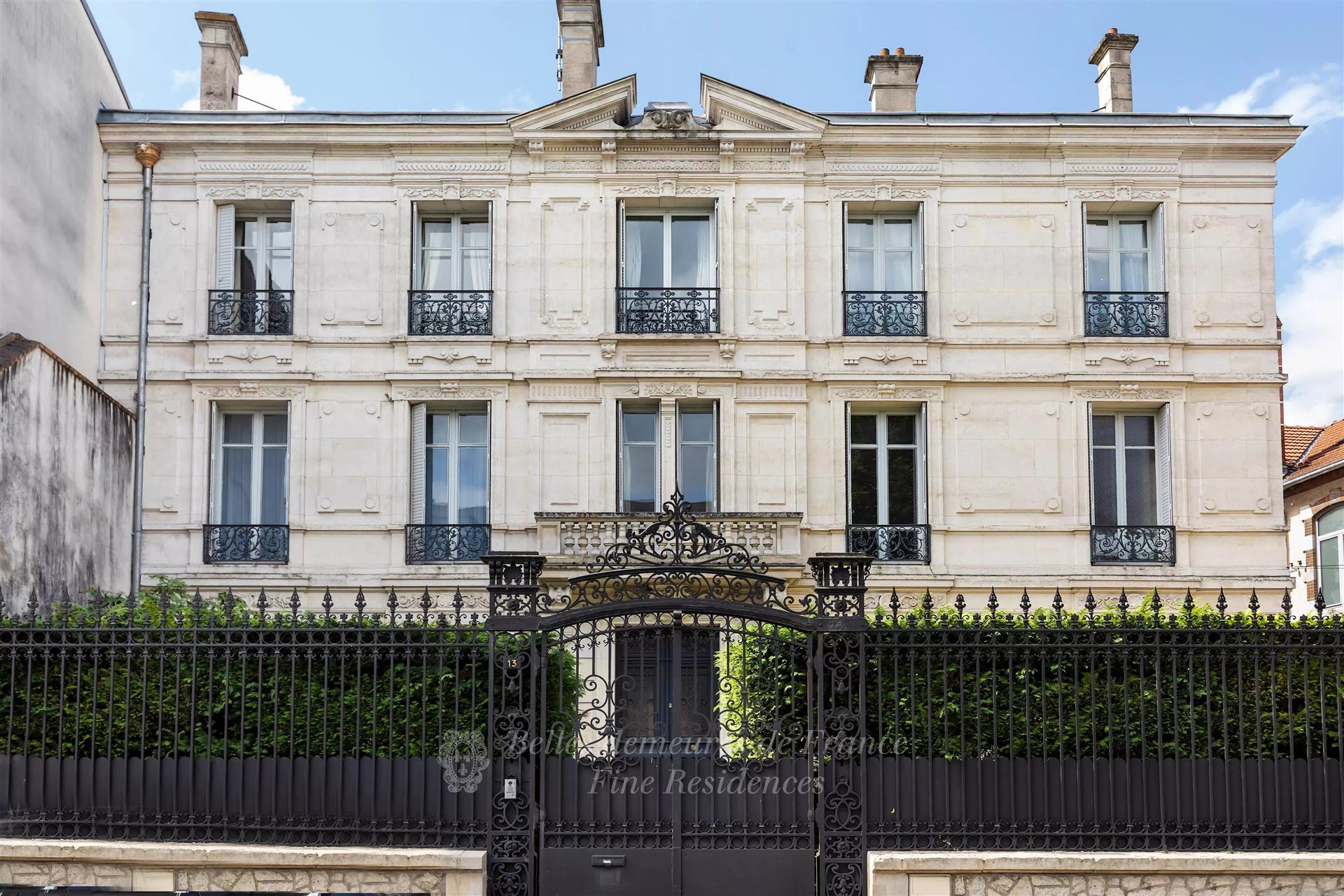 Neo-Classical Private Mansion, built in the late 19th century, with a 750 m² landscaped park. Former