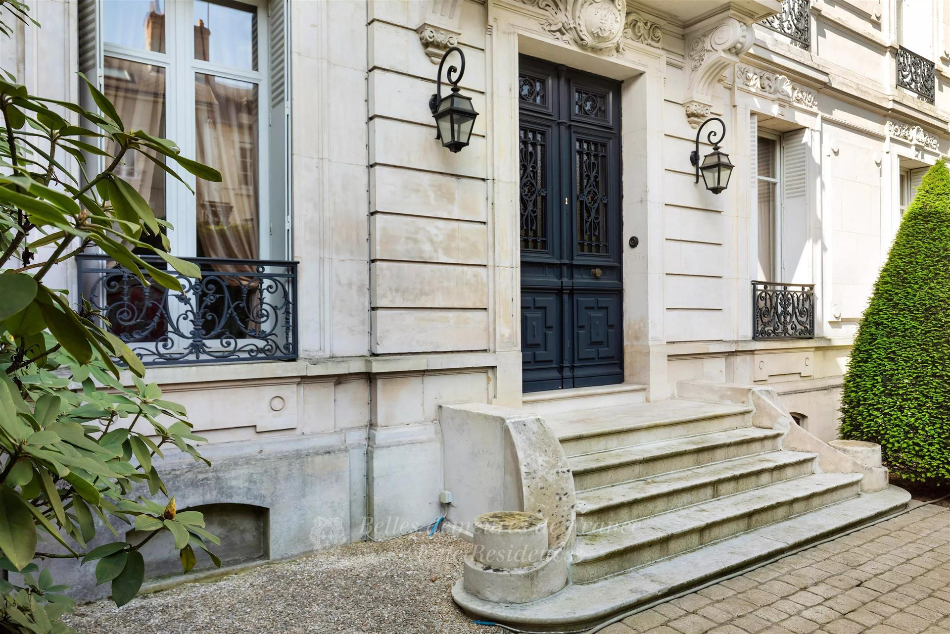 Neo-Classical Private Mansion, built in the late 19th century, with a 750 m² landscaped park. Former
