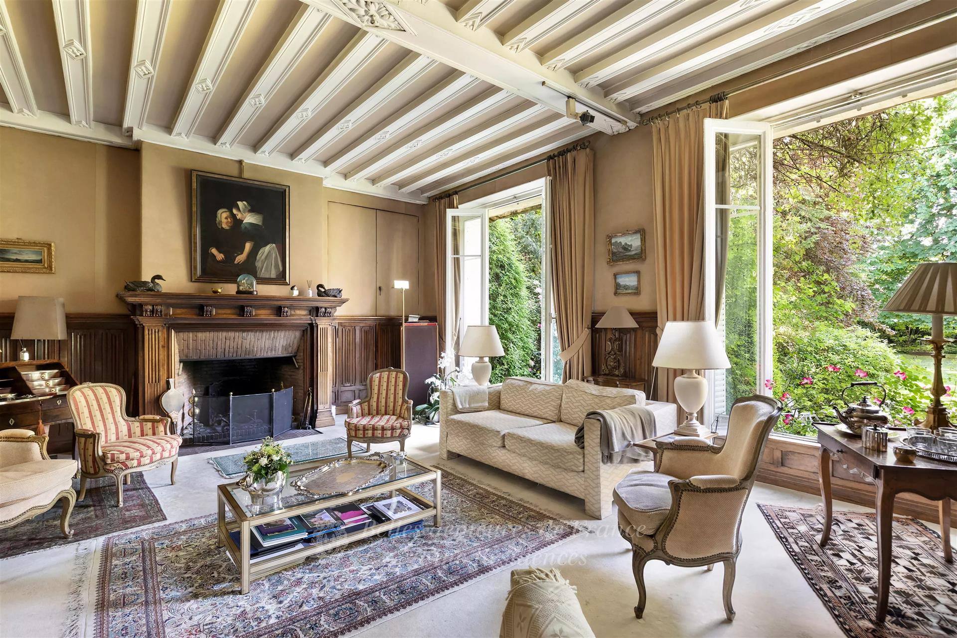 Neo-Classical Private Mansion, built in the late 19th century, with a 750 m² landscaped park. Former