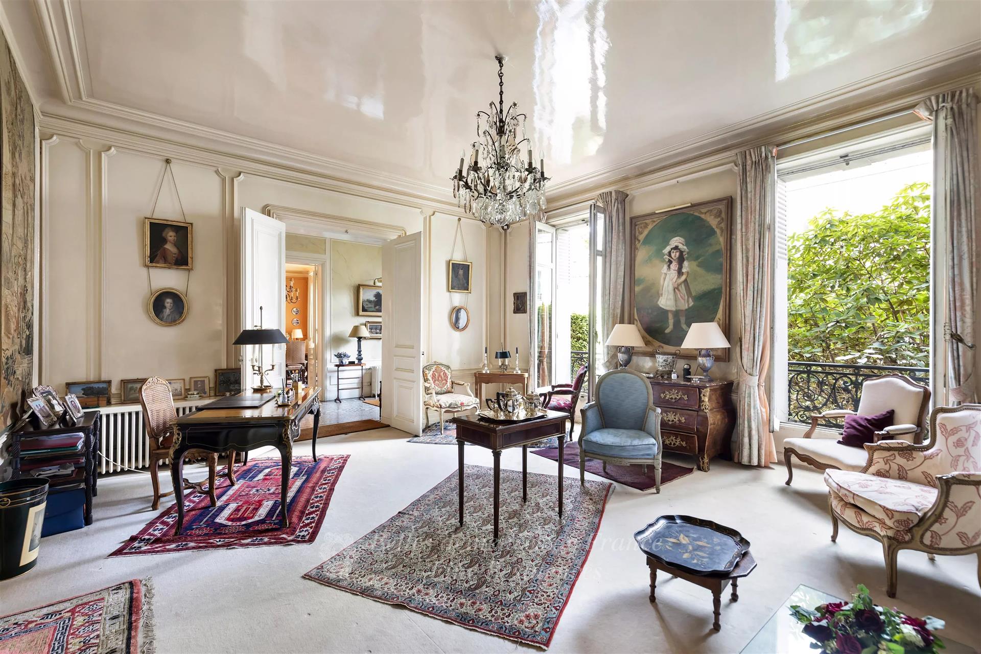 Neo-Classical Private Mansion, built in the late 19th century, with a 750 m² landscaped park. Former