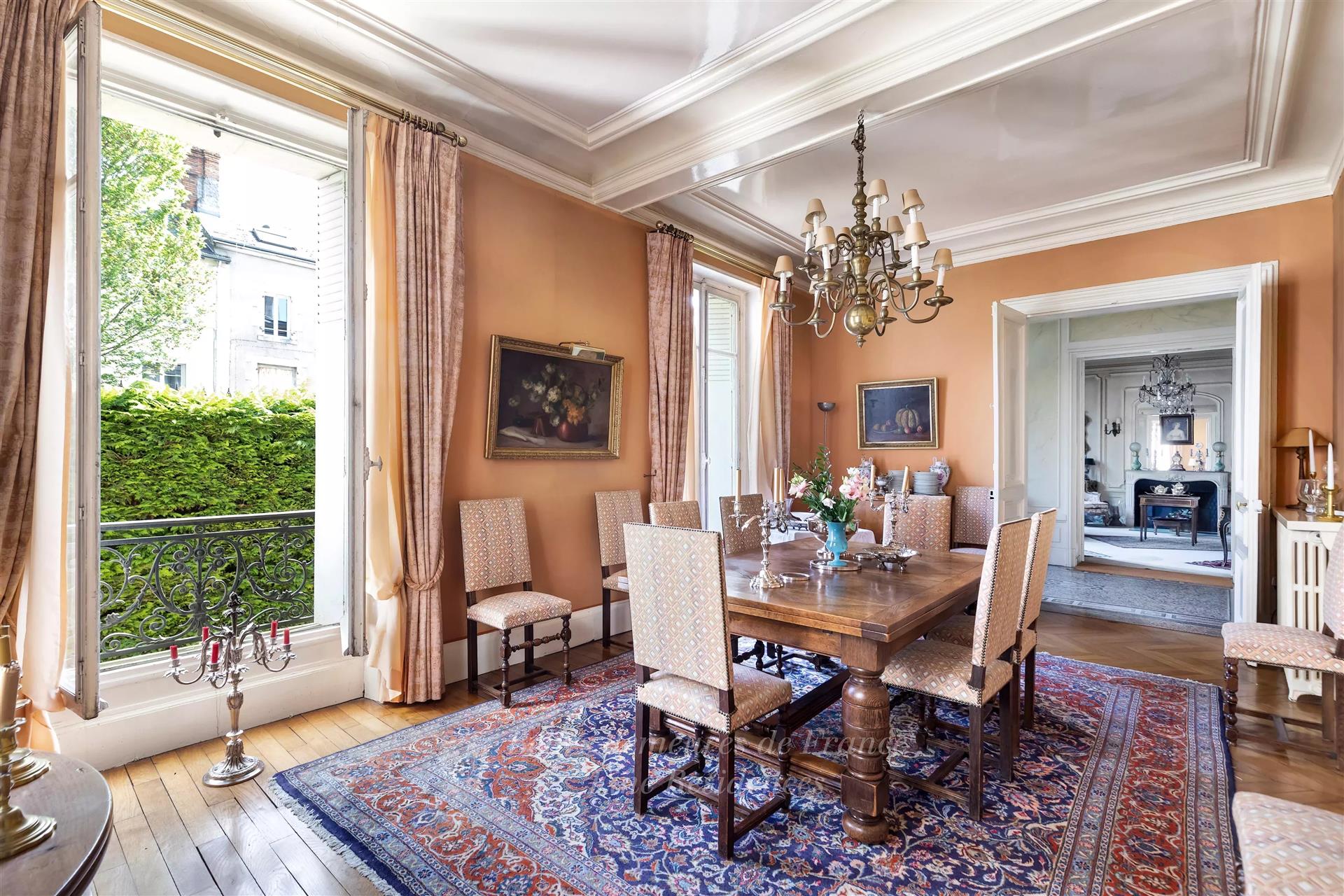 Neo-Classical Private Mansion, built in the late 19th century, with a 750 m² landscaped park. Former