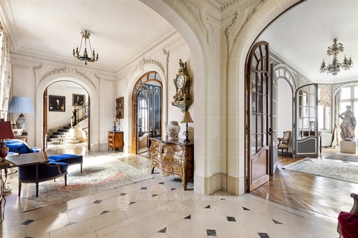 Pays de la Loire - A listed and entirely restored Neo-Gothic style chateau set in 14 hectares of lis