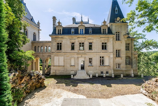 A 1h de Paris, étonnant château au style composite gothique - Renaissance, l’ensemble niché au cœur