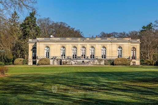 A proximité de Chantilly, élégante demeure néo-classique, inspirée du Grand Trianon, l’ensemble en b