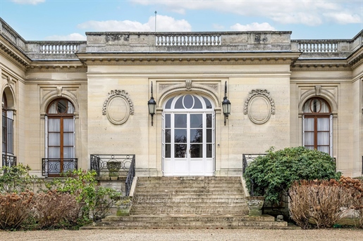 A proximité de Chantilly, élégante demeure néo-classique, inspirée du Grand Trianon, l’ensemble en b