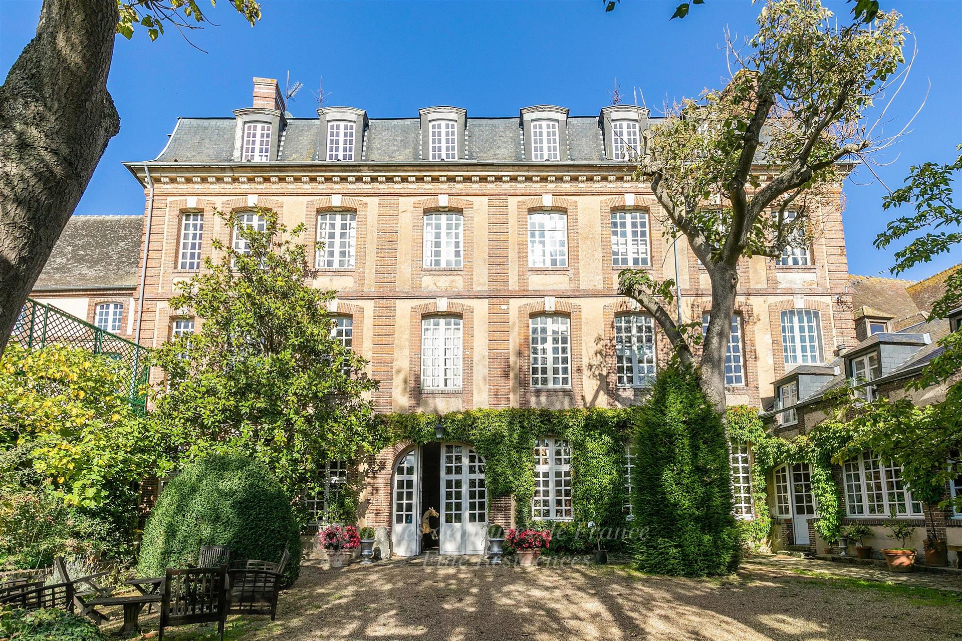 1H15 from Paris. A listed Louis Xv style private mansion in perfect condition Set in leafy walled gr
