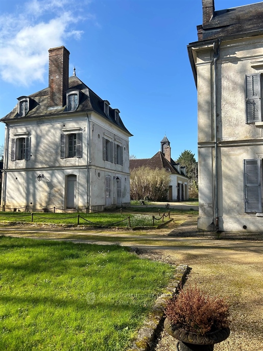 In de buurt van Joigny – Een prachtig 18e-eeuws kasteel en boerderij op 6 hectare