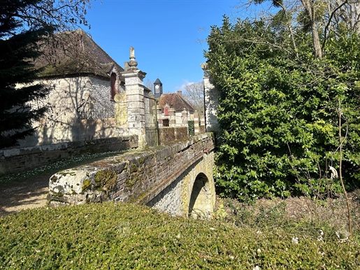 Proche de Joigny, Charmant château XVIIIè et corps de ferme sur 6Ha de parc.
